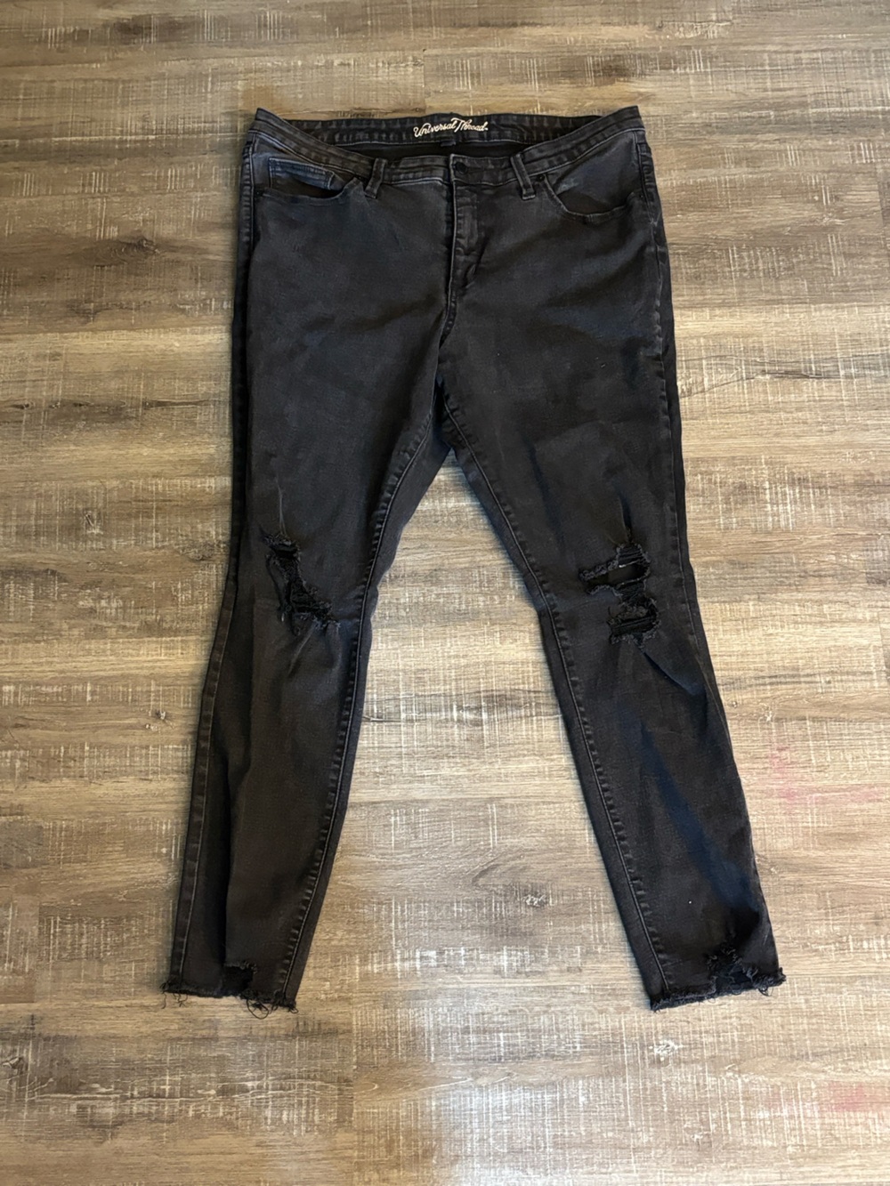 Universal Thread Women’s Mid-rise Distressed Skinny Jeans